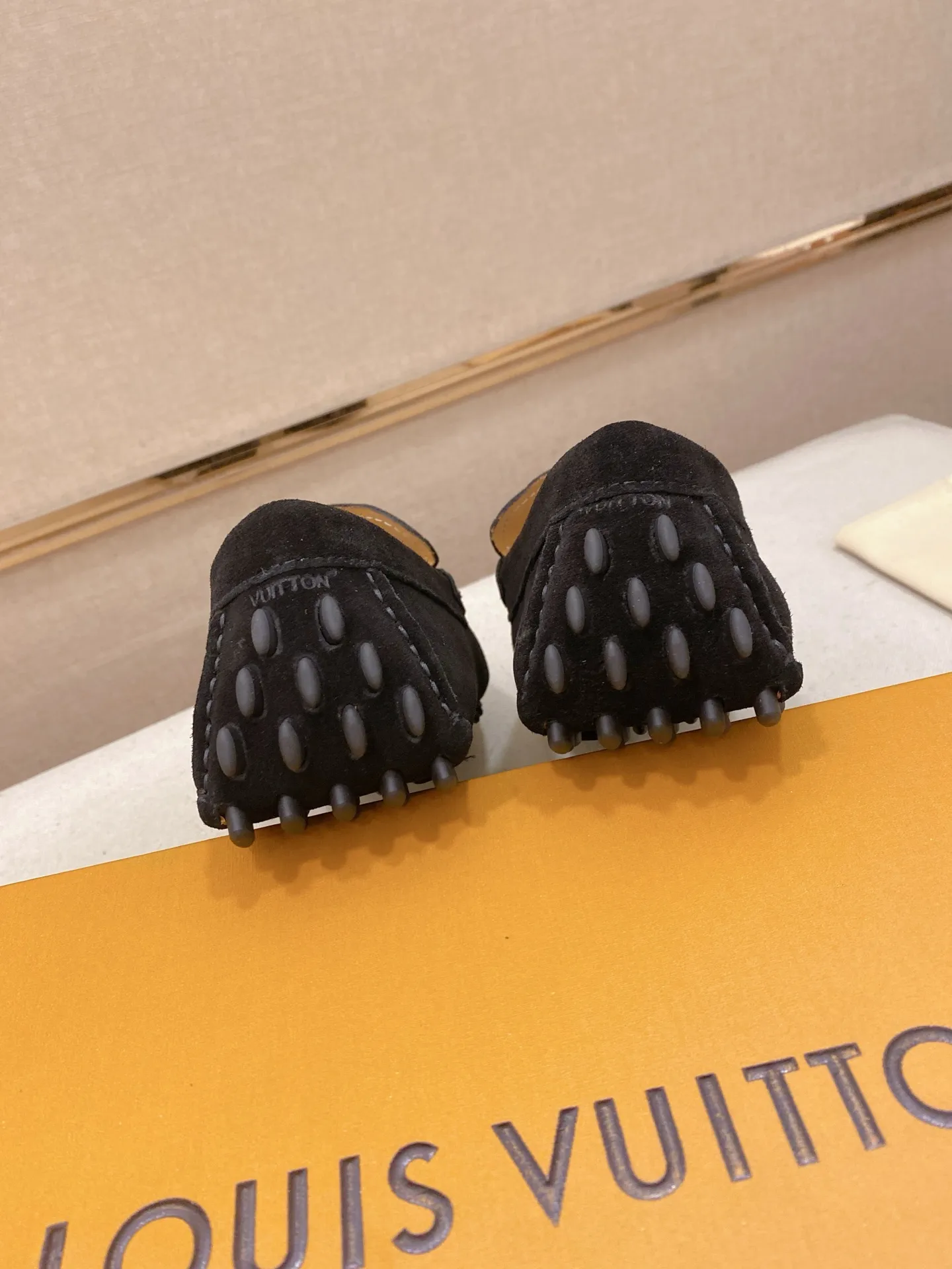 Factory price: 500💰High-end quality! LV 🆕🆕Exclusive hot-selling products in stock🔥🔥New products on the shelves, high-quality Ferragamo men's pea shoes, high-end casual driving shoes, with complete packaging! 💪 💪 Material: Imported suede cowhide 🐂 + Imported high-quality buffalo leather lining + wear-resistant outsole 👍🏻👍🏻 Features: High-end and comfortable, purely handmade 🚀 🚀 Create the perfect shoes that suit you best 🔥 🔥 Size: (38-44) 45 standard size can be customized!